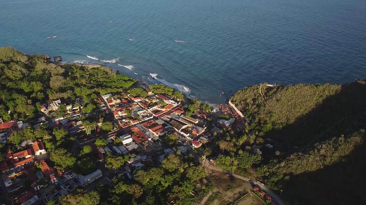 Ripresa aerea di Puerto Colombia e El Malecón, Stato di Aragua, Venezuela, inquadratura dall'alto all'indietro