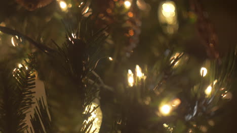luces y decoraciones de árboles de navidad, movimiento de deslizador, macro, bokeh, de derecha a izquierda