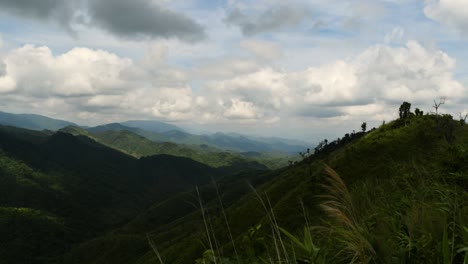 Las-Nubes-Que-Se-Mueven-Y-Arrojan-Sombras-Sobre-Las-Montañas-Es-Un-Lapso-De-Tiempo-Tomado-De-Una-De-Las-Cordilleras-Más-Altas-Del-Parque-Nacional-Mae-Wong,-Al-Norte-De-Tailandia