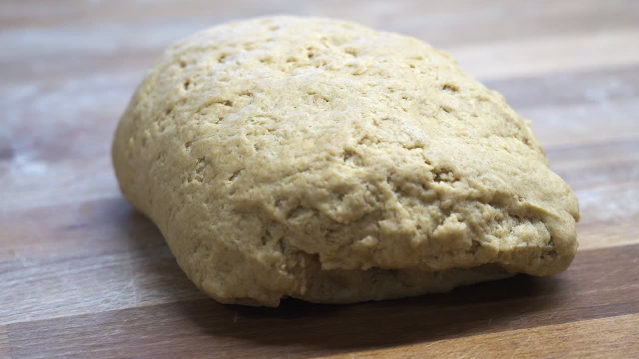 기 전에 나무 테이블 위에 놓인 신선하게 은 베글리 반죽