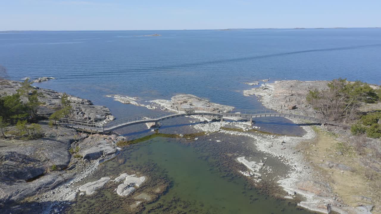 деревянный арочный пешеходный мост в финском архипелаге