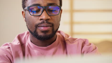 hombre con gafas y camisa rosa
