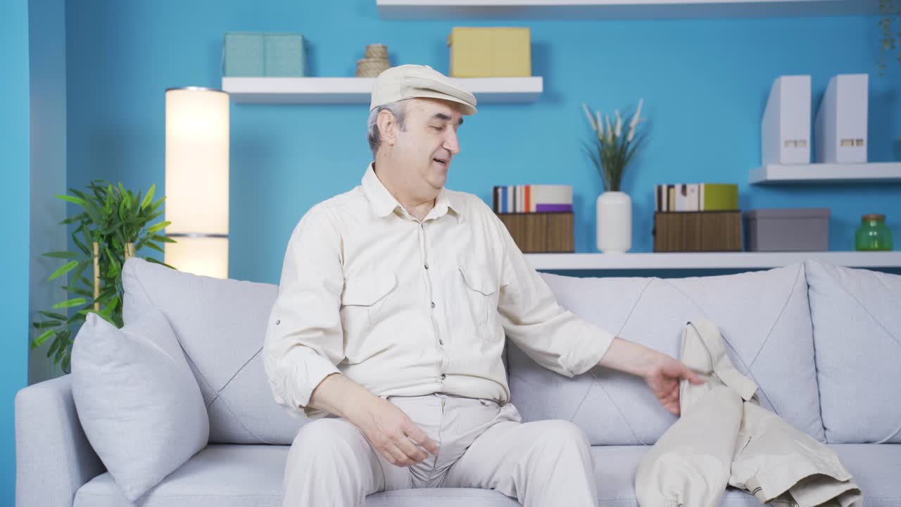 행복하고 유쾌한  ⁇ 은이가 긍정적으로 집으로 돌아옵니다.