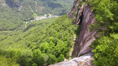 Una-Excelente-Toma-Aérea-De-Chimney-Rock,-Carolina-Del-Norte,-Revela-Una-Vista-Aérea-De-Las-Cascadas-De-Hickory-Nut.