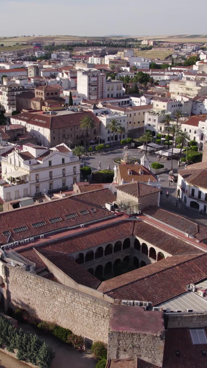 Şehrin kalbinde, İspanya Meydanı'nın yanında, Mérida'nın tarihi Alcazaba'sını yakalayan dikey havadan yörünge çekimi.