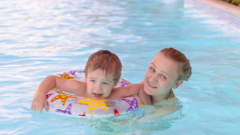 Madre-E-Hijo-Nadando-En-La-Piscina