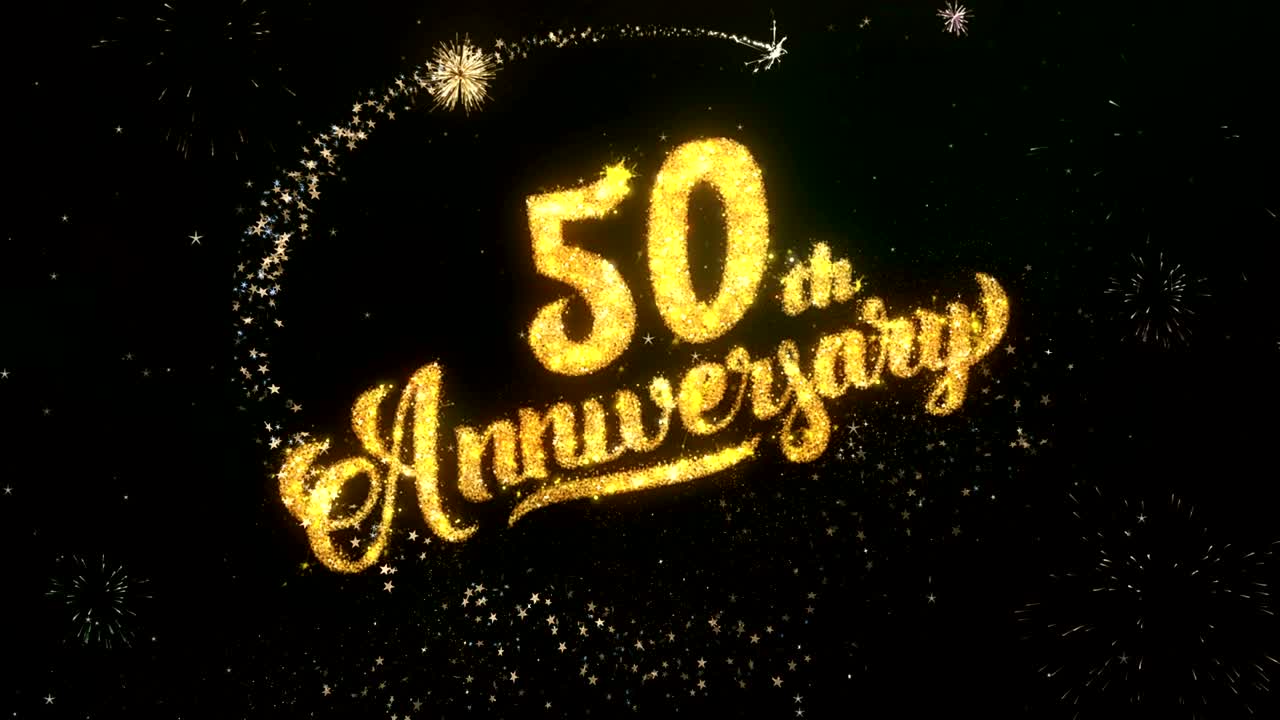 50주년 축하와 소원 카드는 반이는 입자와 반이는 빛이 빛나는 어두운 밤 하늘과 다채로운 불꽃놀이 4k 배경으로 만들어졌습니다.