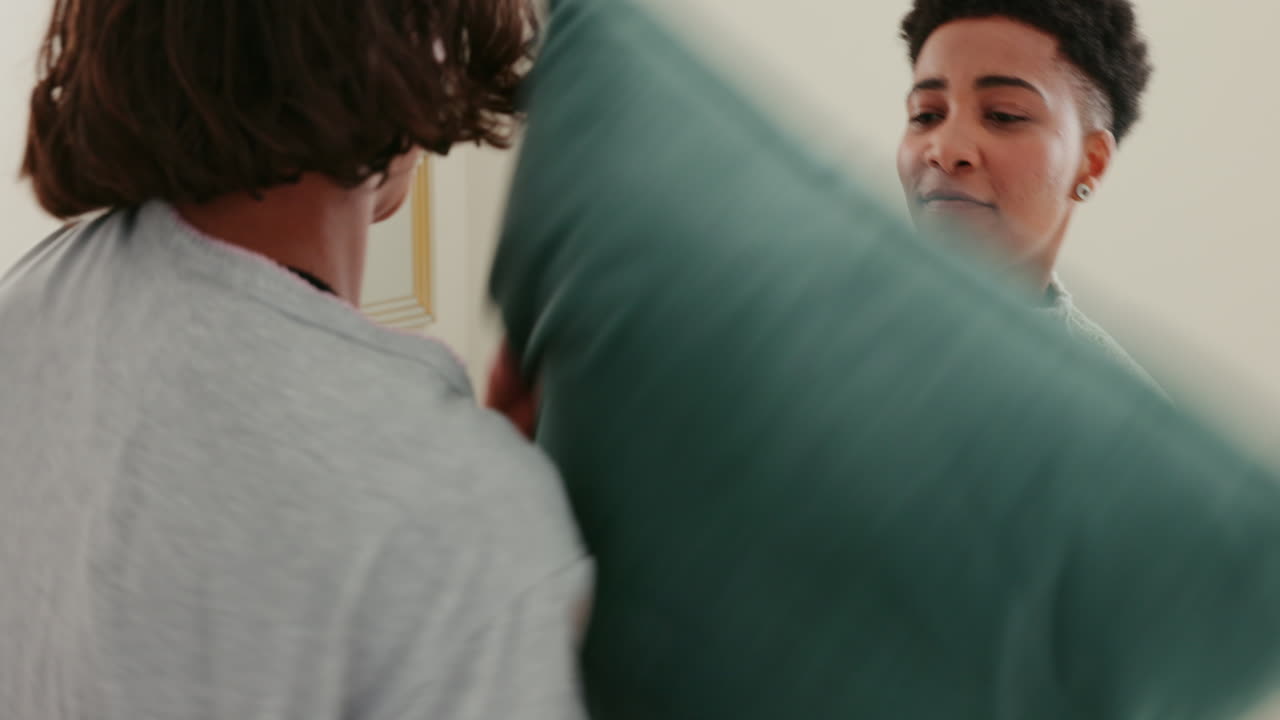 레즈비언 커플, 베개 싸움