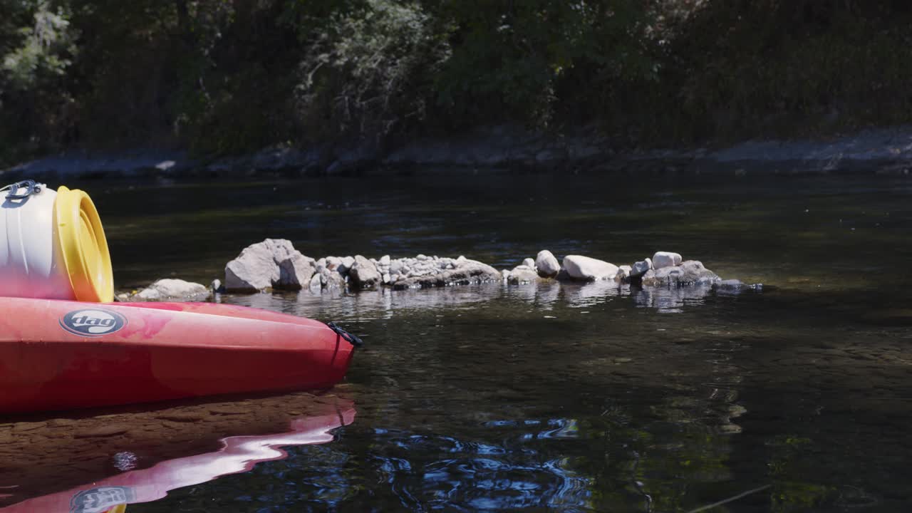 Fusto di plastica su kayak nel fiume