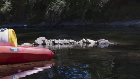 Plastikbehältertrommel-Auf-Kajak-Im-Fluss