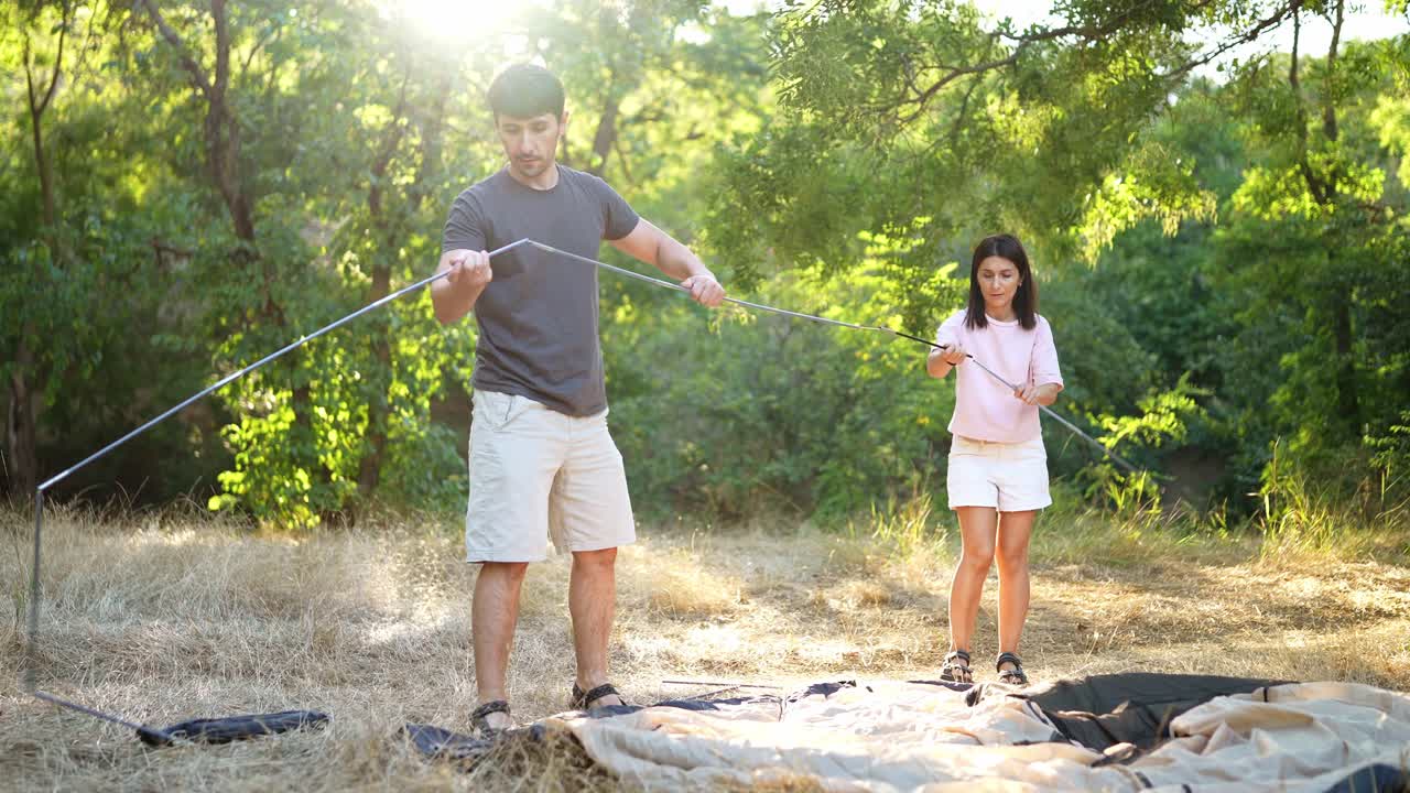 자연 속 에 텐트 를 세우는 부부