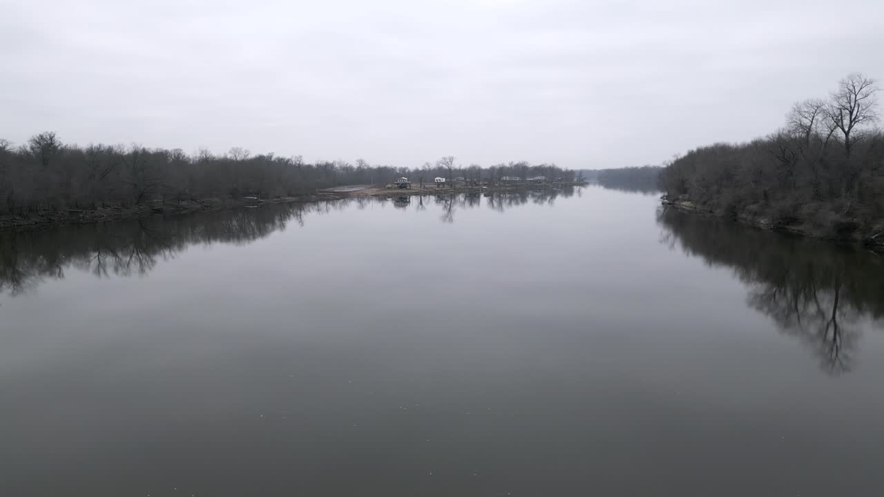 Volo a bassa quota sul fiume in inverno, con drone aereo.