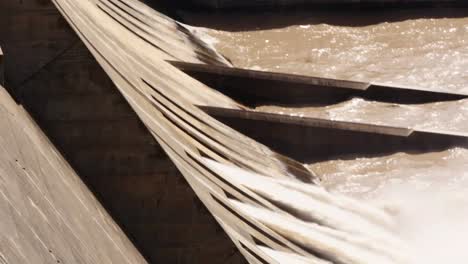 comportas abertas em uma barragem de lago