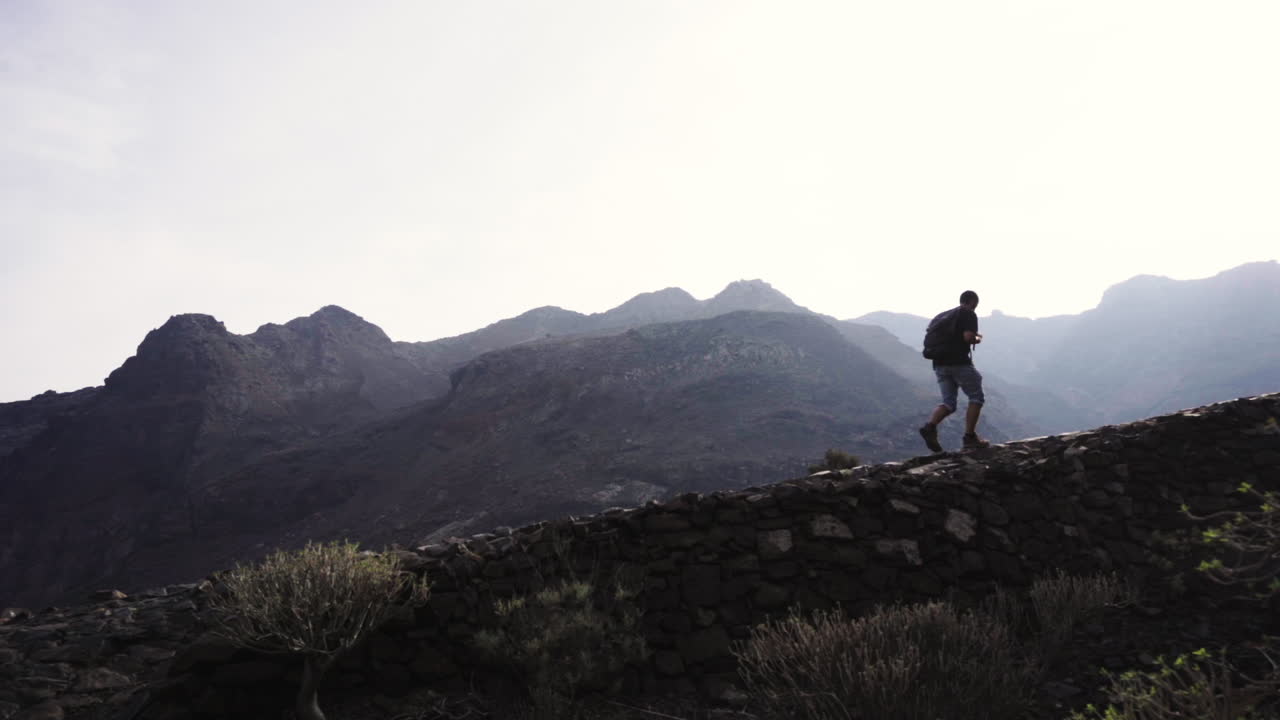 excursionista desafiando los escarpados alpes de la isla de tenerife españa