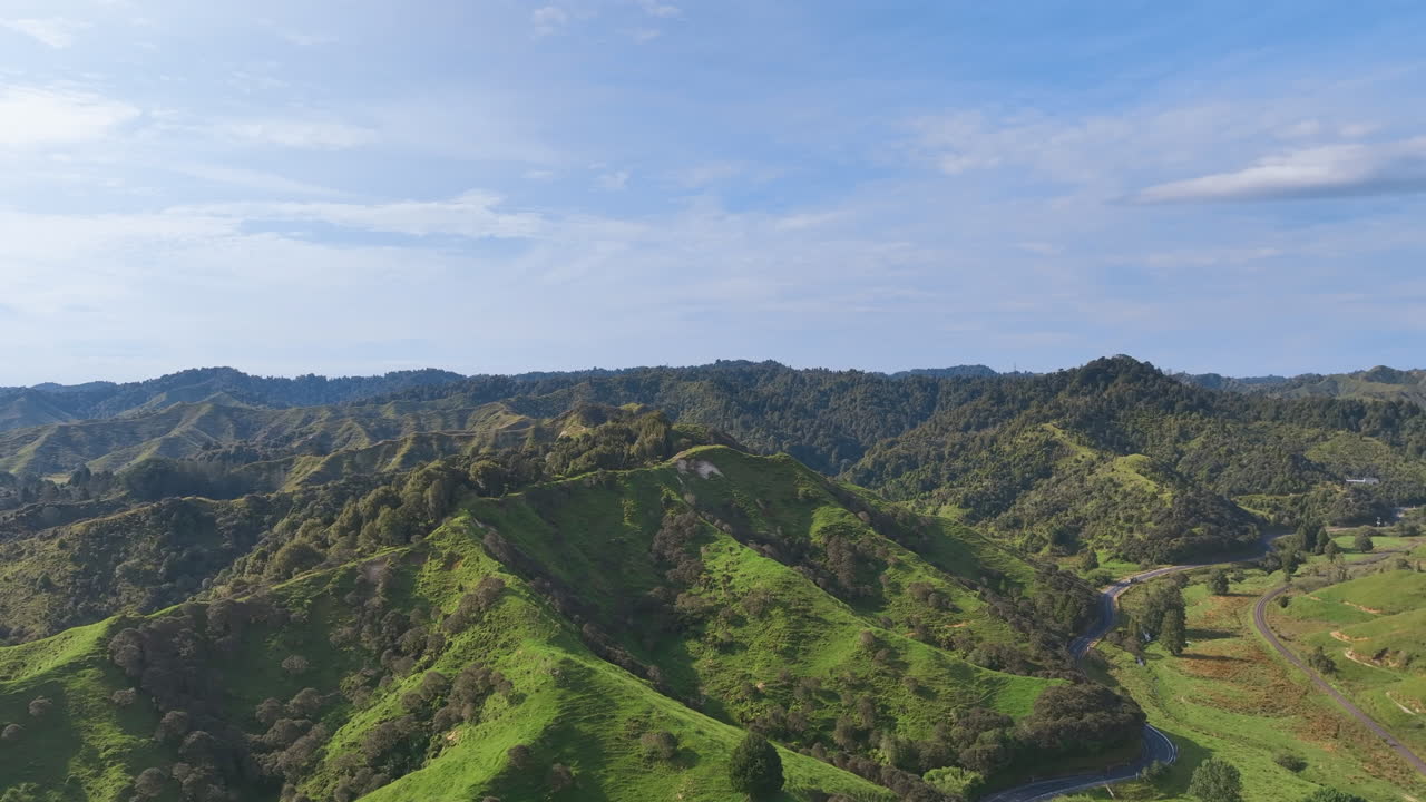 Penerbangan melintasi lanskap liar, jalan raya, dan jalur kereta api wisata Forgotten World Highway yang populer di Selandia Baru, jauh di pedalaman provinsi Taranaki di Pulau Utara