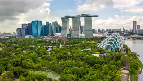 los jardines de singapur junto a la bahía y el hotel marina bay sands