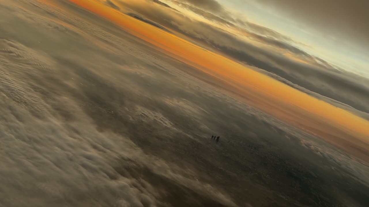 Vista aerea della città di Madrid, Spagna; registrata dalla cabina di pilotaggio di un aereo in partenza dall'aeroporto all'alba, con la città coperta dalla nebbia in una virata a sinistra. 4K 60FPS.