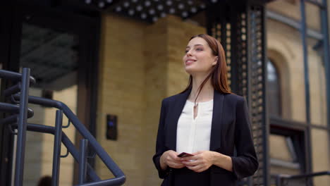 Business-woman-meeting-with-courier-outside.-Lady-paying-card-for-food-delivery.