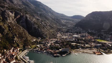 Aéreo---Bahía-De-Kotor-Y-La-Antigua-Ciudad-De-Kotor,-Montenegro,-Camión-A-La-Derecha