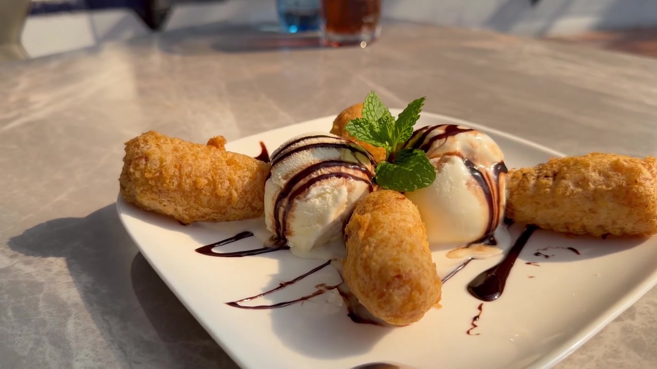 Una foto dall'alto di un popolare dessert vietnamita su un tavolo