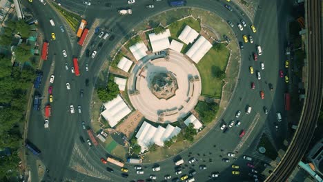 4K-Filmmaterial-Aus-Städtischen-Drohnenaufnahmen-Einer-Rauchigen-Panorama-Luftaufnahme-Des-Siegesdenkmal-Kreisverkehrs-Mitten-In-Der-Innenstadt-Von-Bangkok,-Thailand,-Während-Der-Brennsaison