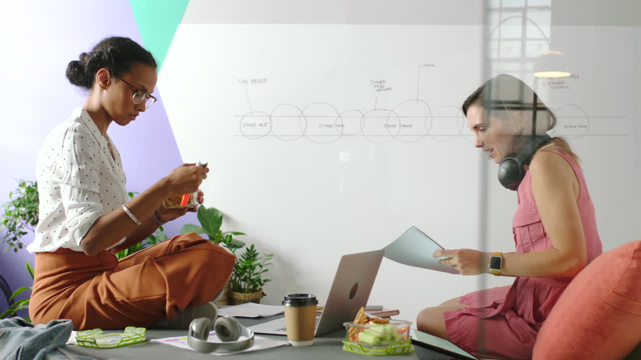 trabajo en equipo, comida y documentos con una mujer de negocios