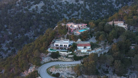 Luxuriöse-Villa-Auf-Einem-Hügel-In-Toulon,-Haus,-Swimmingpool,-Reichhaltiger-Lebensstil,-Frankreich