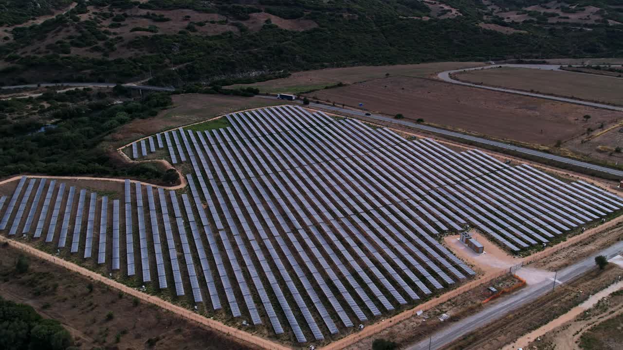 Firkantet solcellefelt til opnåelse af grøn solenergi med strømgenerator
