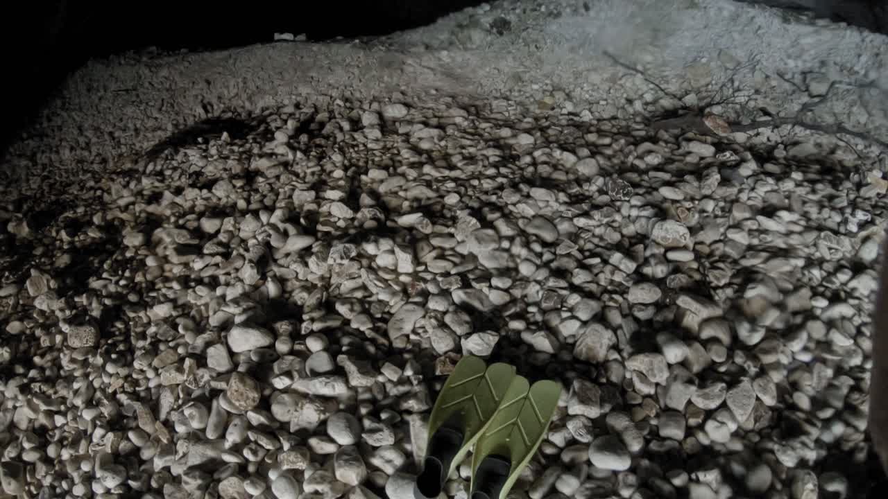 그리스 예루살렘 해변의 동굴 - 틸트 업 샷