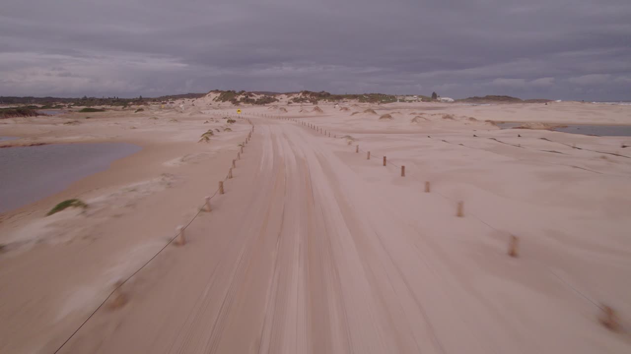 걷는 사람들과 함께 모래 길을 빠르게 비행