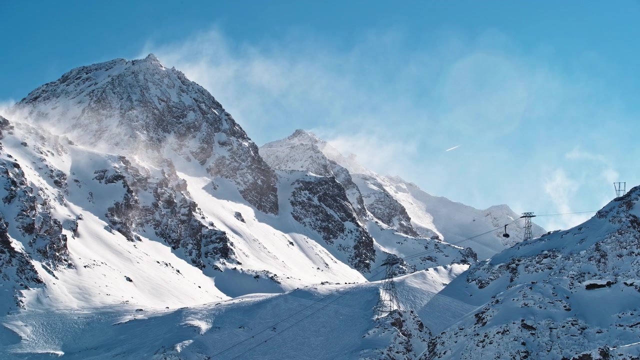 Hyperlapse dalla funivia Tortin che sale verso il Col des Gentianes a Verbier 4 Vallées, Svizzera, con potenti cumuli di neve che spazzano le alte vette alpine