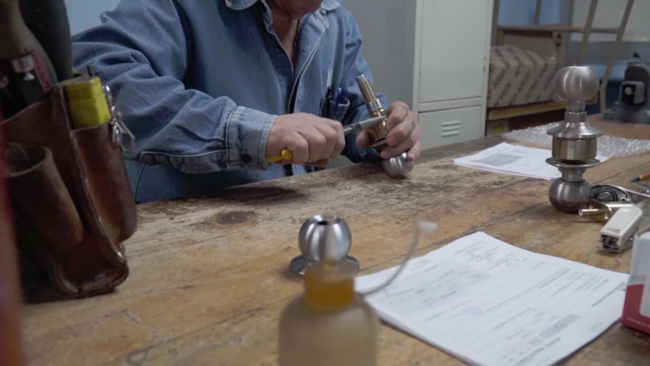 el cerrajero hispano experto en ajuste del mecanismo de seguridad en la cerradura de la perilla