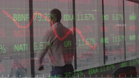 animatie van de beurs gegevensverwerking over afro-amerikaanse man kijken uit het raam op kantoor