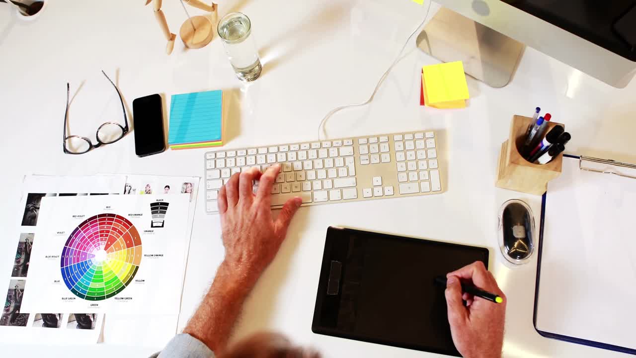 mujer de negocios usando una tableta gráfica