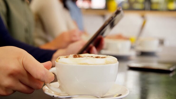 mittlerer abschnitt der führungskräfte, die kaffee am tisch 4k trinken