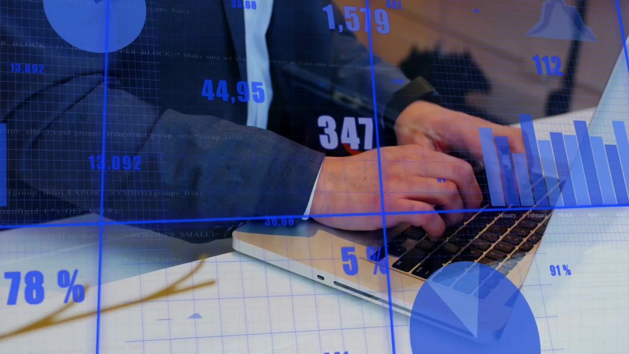 Empresario tecleando en un portátil mientras aparecen superposiciones financieras, gráficos actualizándose y mostrando tendencias.