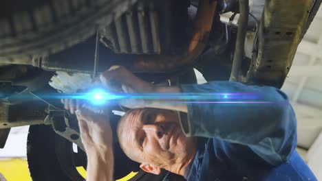 animación de rastros de luz sobre el coche de cosecha de un mecánico caucásico