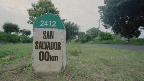 hito de carretera que muestra la distancia de san salvador