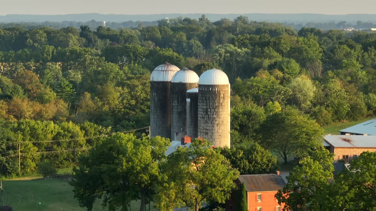 silos en el campo de estados unidos entre bosques boscosos