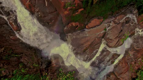 Toma-Aérea-De-Arriba-Hacia-Abajo-De-Una-Cascada-Rodeada-De-Rocas-En-Costa-Rica