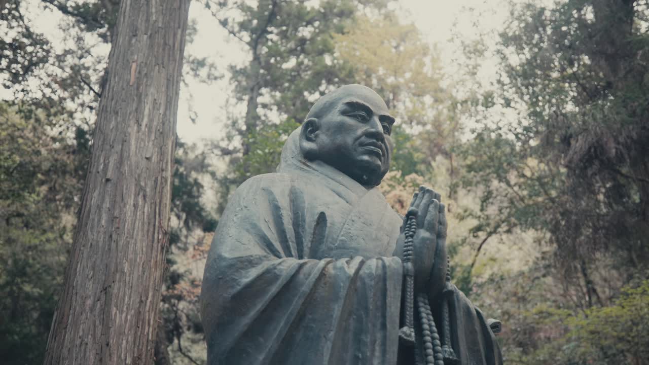 estatua budista en el bosque de mitaki en hiroshima, japón