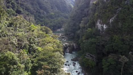 Vuelo-Del-Valle-De-La-Montaña-A-La-Hermosa-Cascada-De-Semuc-Champey,-Guatemala