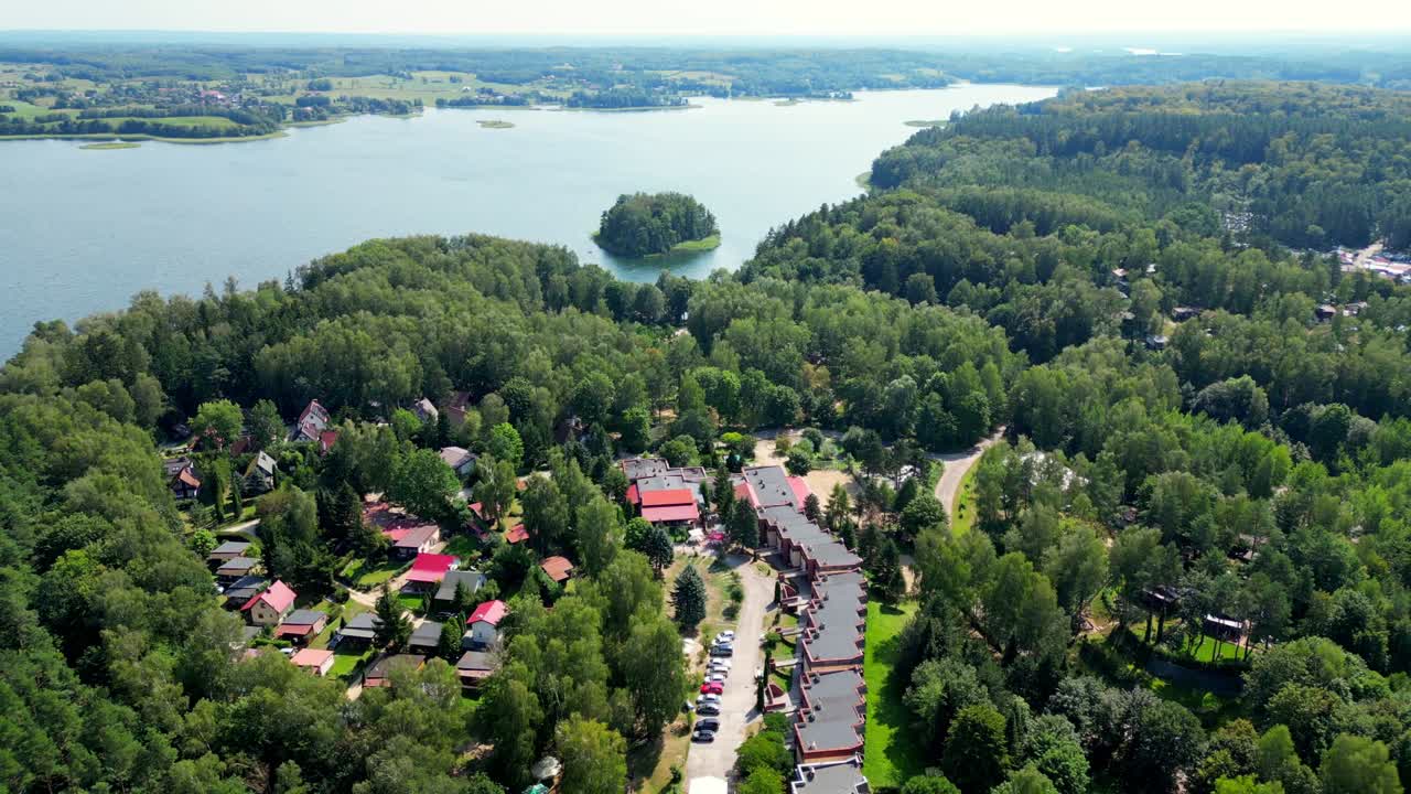 vista aérea de un balneario de un lago en un bosque