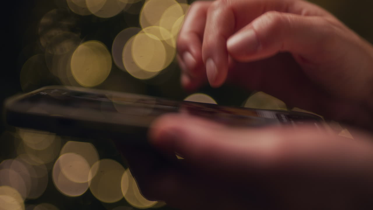 primer plano de un dedo navegando por las redes sociales en un teléfono inteligente por la noche
