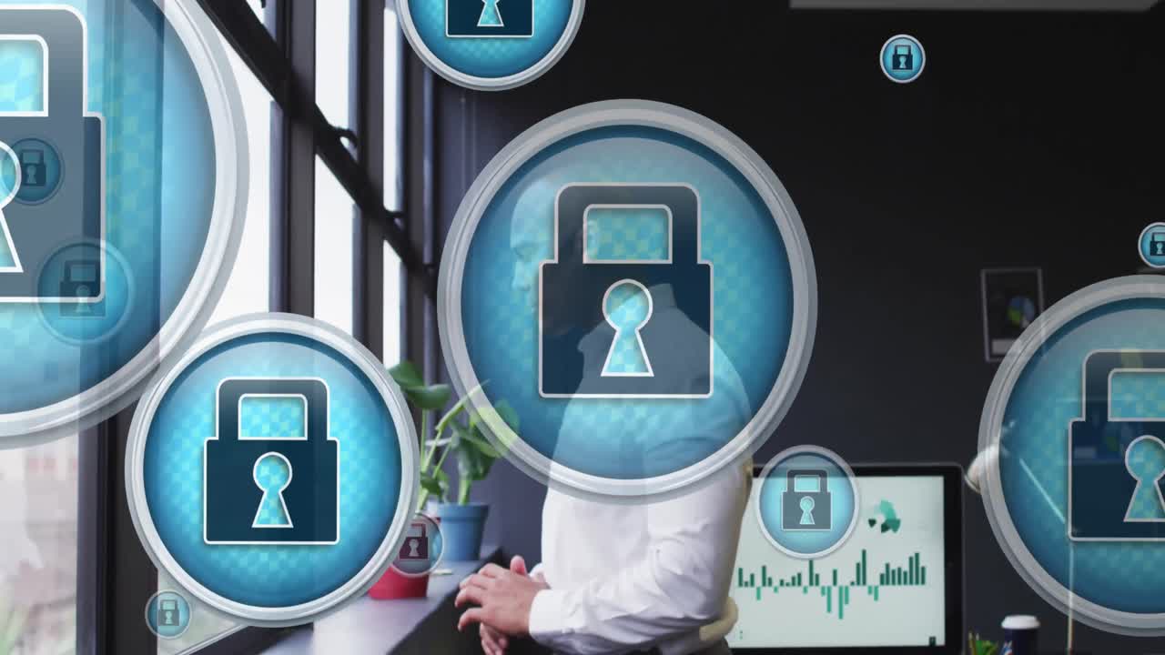 animación de iconos de candados de seguridad flotando contra un hombre biracial mirando por la ventana en la oficina