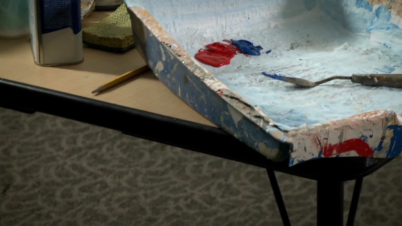 малярные принадлежности разложены на столе