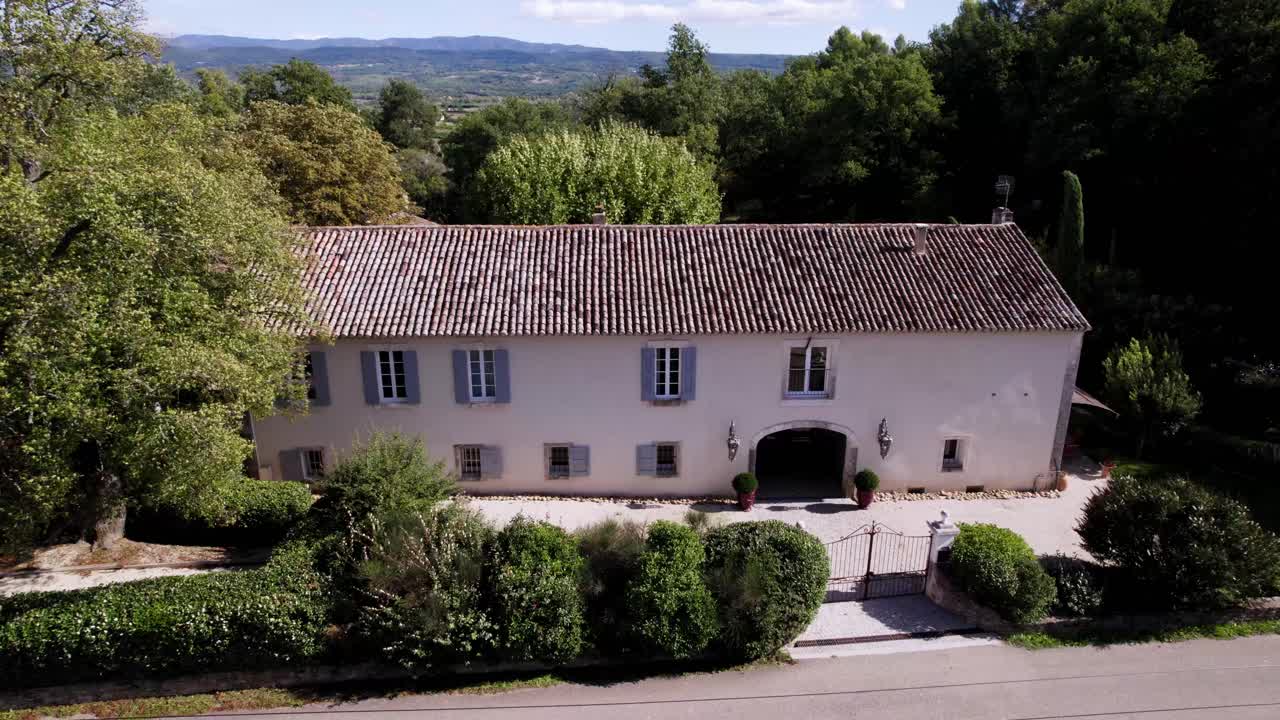 Vista aerea di una casa costruita in stile tradizionale a Maison Goult, Francia. Il design riflette l'architettura classica, integrandosi perfettamente con la campagna circostante