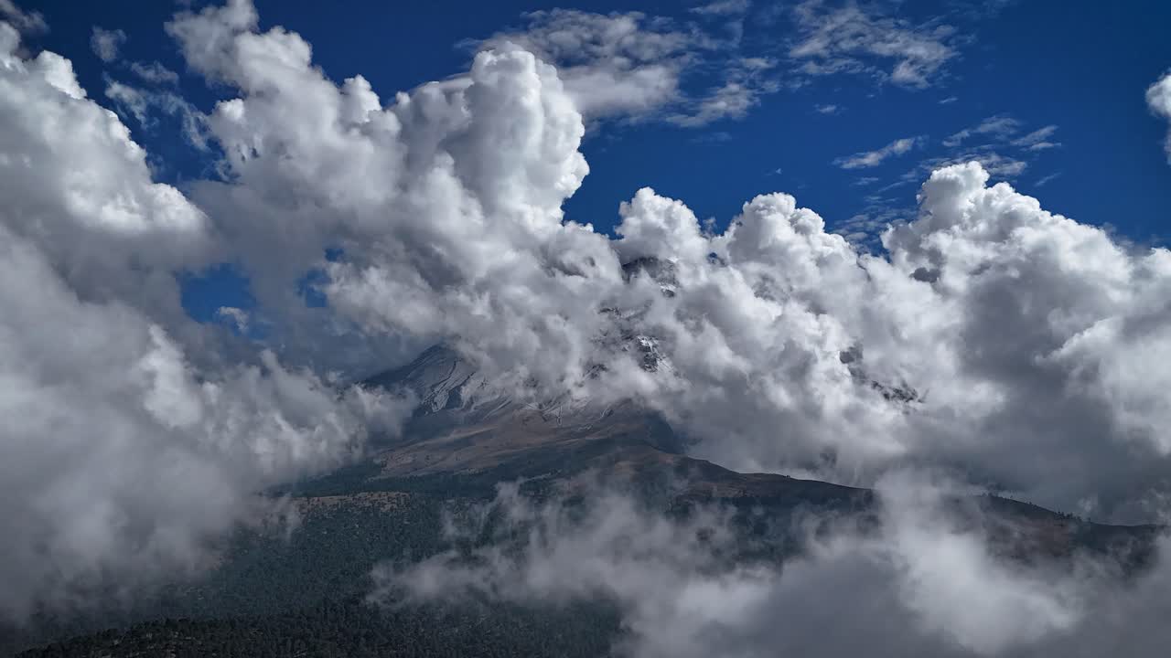 Hyperlapse of the Popocatépetl volcano surrounded by clouds that end up covering it one morning in Mexico