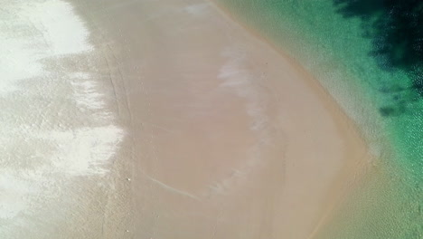 Drohnenaufnahme-Des-Nach-Unten-Gerichteten-Winkels-Des-Windes,-Der-Sand-über-Eine-Sandbank-Am-Hutkopf,-New-South-Wales,-Australien,-Bläst