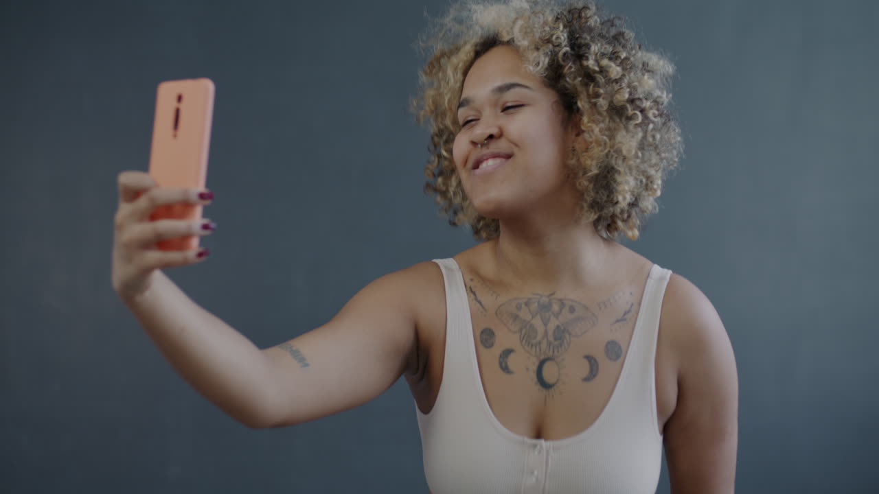 mujer tomando una selfie